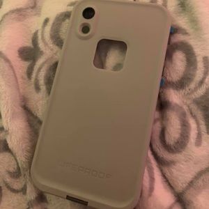 iPhone XR lifeproof case (PERFECT CONDITION)